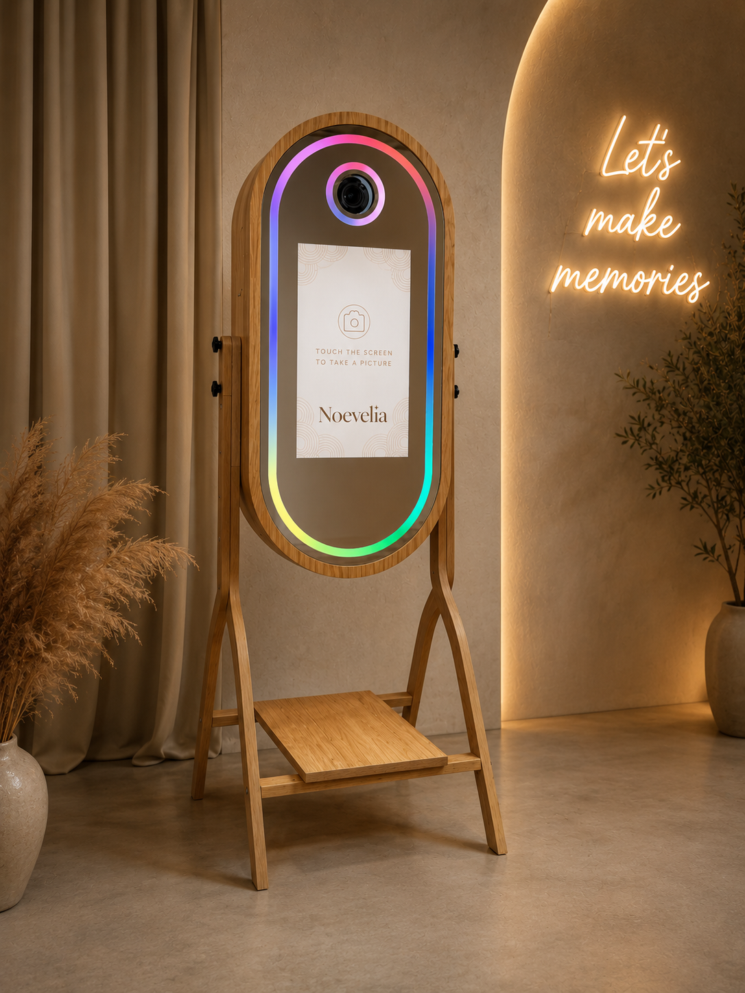 Noevelia Mirror Booth met houten frame, kleurrijke led-ring en touchscreen in een warme, stijlvolle setting