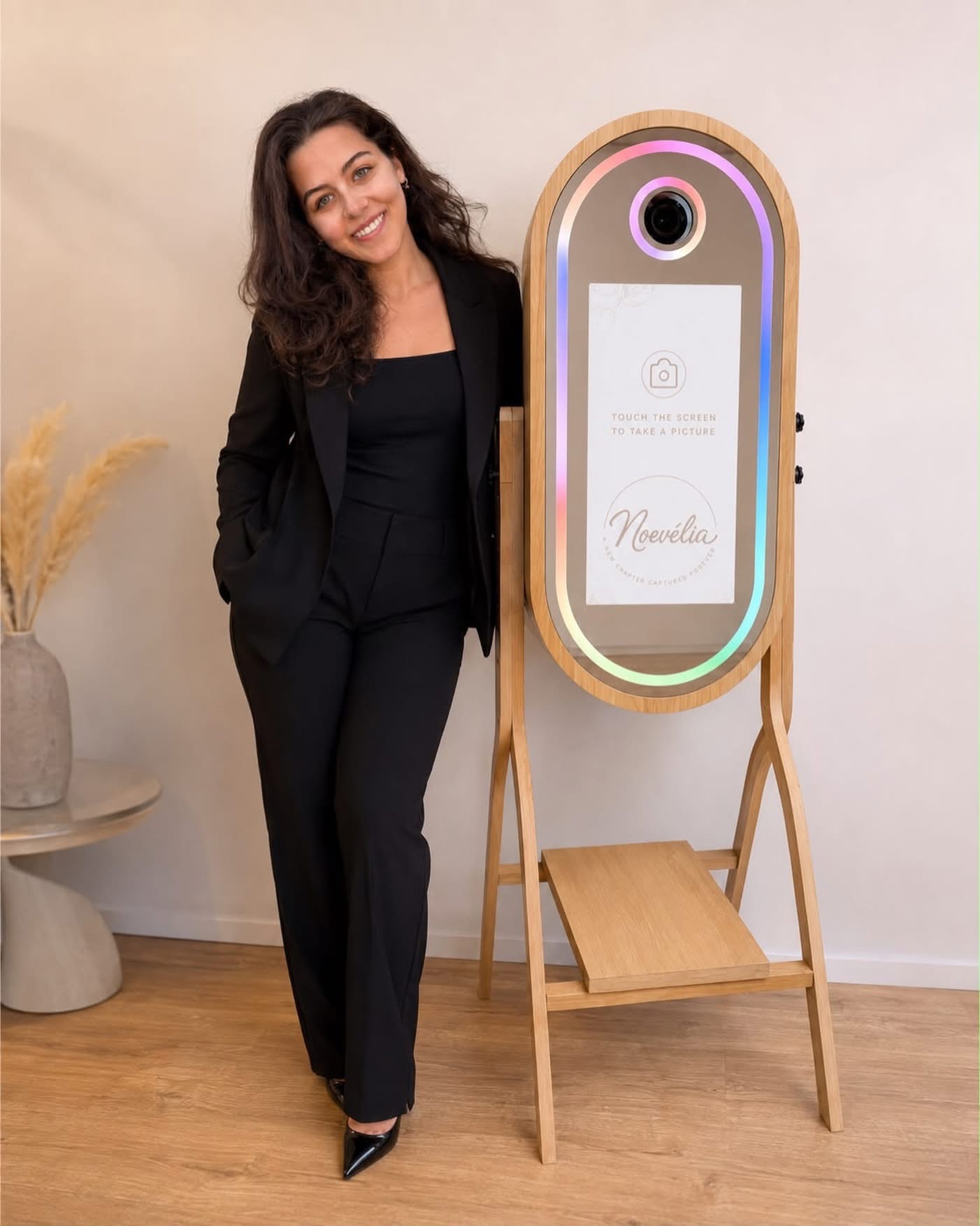 Noevelia Mirror Booth met houten frame en elegante uitstraling